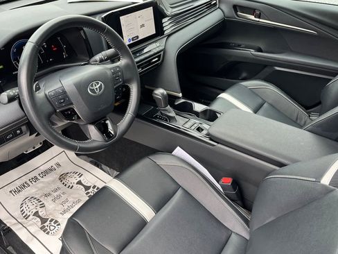 Used 2025 Toyota Camry SE FWD image 3