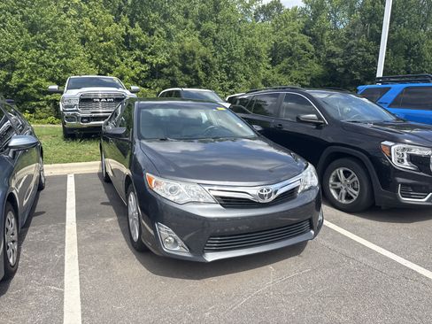 Used 2012 Toyota Camry XLE w/ Leather Pkg FWD image 3