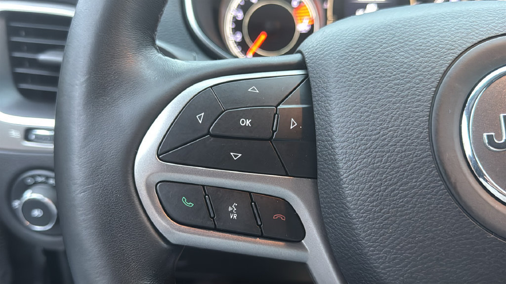 Used 2019 Jeep Cherokee Latitude Plus w/ Cold Weather Group AWD/4WD image 21