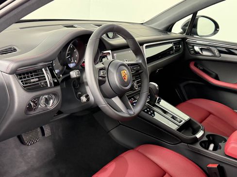 Certified 2026 Porsche Macan AWD/4WD image 4
