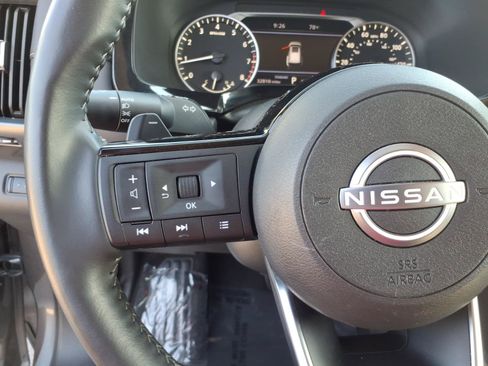 Used 2025 Nissan Pathfinder SL FWD image 17