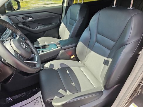 Used 2024 Nissan Rogue SV w/ SV Premium Package FWD image 17