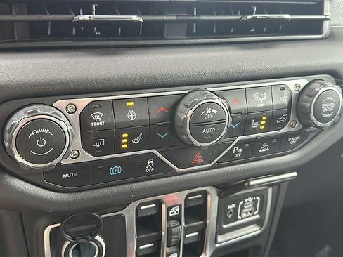 Used 2025 Jeep Wrangler Unlimited Sahara w/ Safety Group AWD/4WD image 23