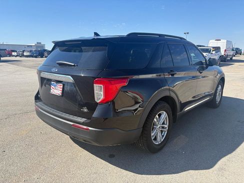 Used 2022 Ford Explorer XLT image 3