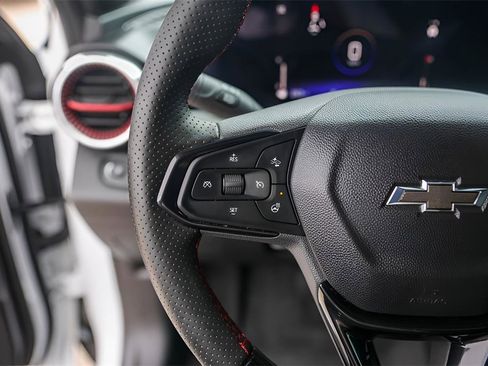 Used 2025 Chevrolet Trax RS w/ Sunroof Package image 14