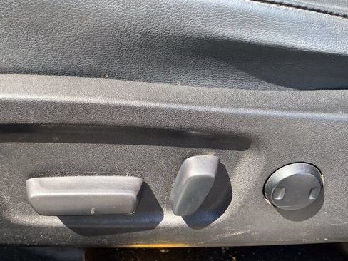 Used 2019 Toyota Highlander XLE FWD image 12