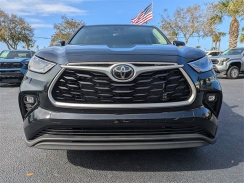 Used 2023 Toyota Highlander LE image 9
