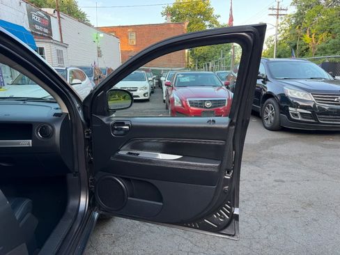 Used 2016 Jeep Compass Latitude FWD image 40