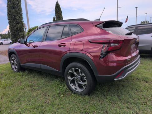 Used 2025 Chevrolet Trax LT FWD image 4