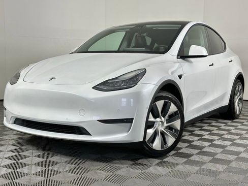 Used 2022 Tesla Model Y Long Range image 40