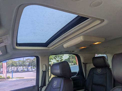 Used 2011 Cadillac Escalade Platinum image 14