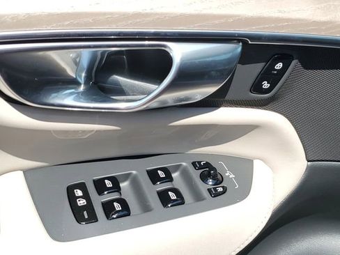 New 2026 Volvo XC90 B5 Plus w/ Protection Package Premier AWD/4WD image 24