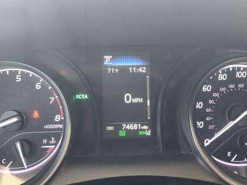 Used 2022 Toyota Camry SE w/ Convenience Package FWD image 30