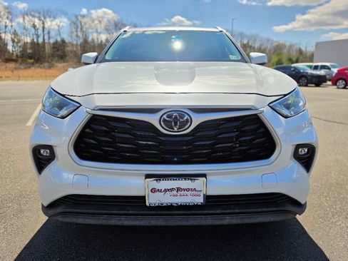Used 2023 Toyota Highlander XLE AWD/4WD image 2