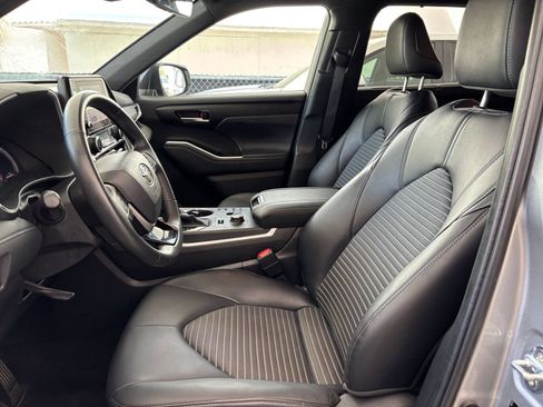 Used 2025 Toyota Highlander XSE AWD/4WD image 28