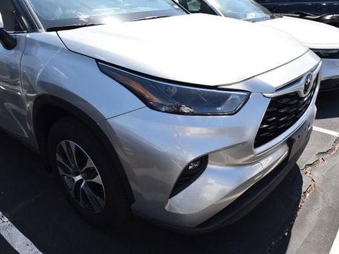 Used 2023 Toyota Highlander XLE image 3