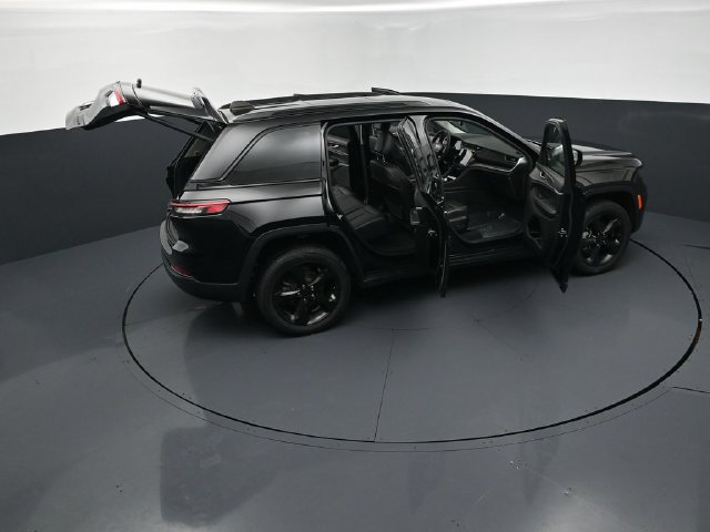 Used 2023 Jeep Grand Cherokee Limited w/ Black Appearance Package AWD/4WD image 30