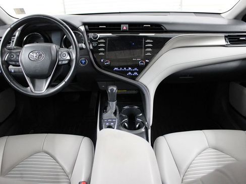 Used 2020 Toyota Camry SE w/ Sunroof Package image 21