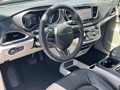 Used 2024 Chrysler Pacifica Touring-L FWD image 2