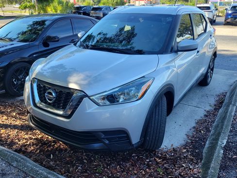 Used 2020 Nissan Kicks SV FWD image 2