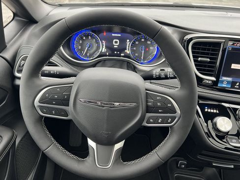 New 2026 Chrysler Pacifica Select AWD/4WD image 22
