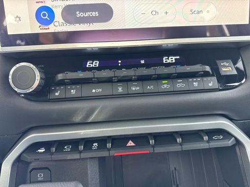 Used 2025 Toyota Tundra Platinum image 21