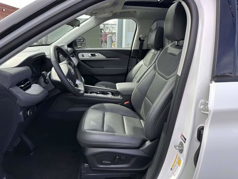 Used 2025 Ford Explorer Active w/ Active Comfort Package AWD/4WD image 12