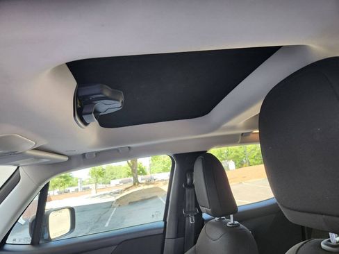 Used 2018 Jeep Renegade Latitude FWD image 9