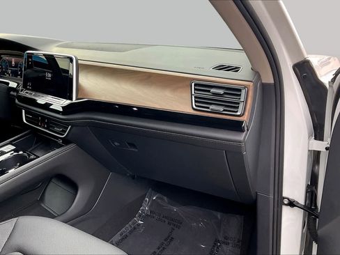 Used 2024 Volkswagen Atlas SE FWD image 18
