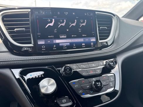 New 2027 Chrysler Pacifica Select AWD/4WD image 16
