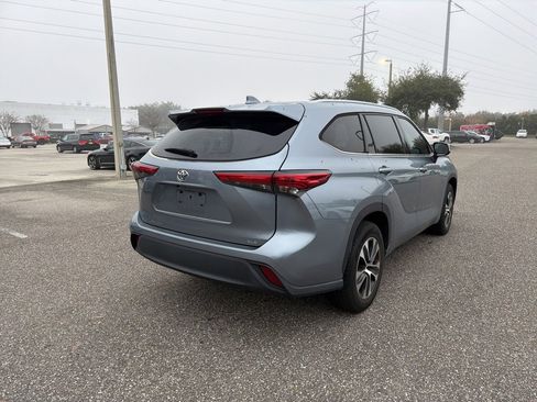 Used 2020 Toyota Highlander XLE image 3