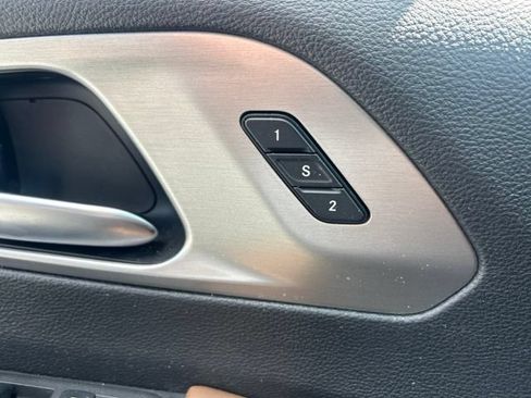 Used 2021 Chrysler Pacifica Limited w/ Uconnect Theater Family Group FWD image 18