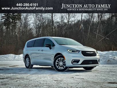 New 2026 Chrysler Pacifica Select