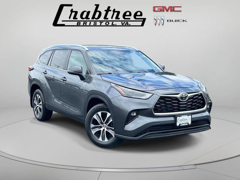 Used 2023 Toyota Highlander XLE AWD/4WD image 1