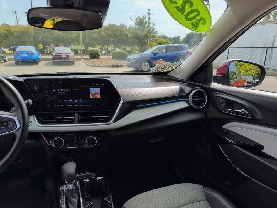 Used 2025 Chevrolet Trax LT w/ LT Convenience Package FWD image 10