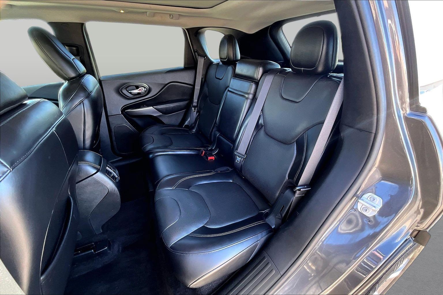 Used 2019 Jeep Cherokee Limited w/ Luxury Group AWD/4WD image 26
