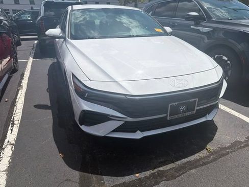 Used 2024 Hyundai Elantra SEL w/ Convenience Package FWD image 2