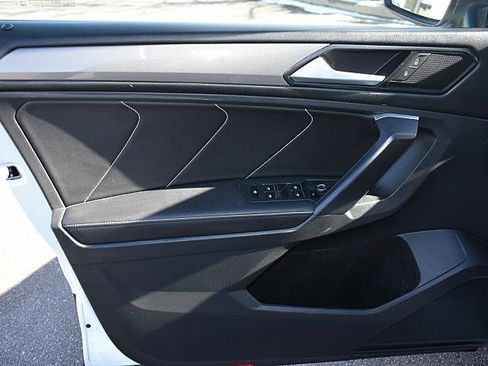 Used 2023 Volkswagen Tiguan SE w/ Panoramic Sunroof Package image 12