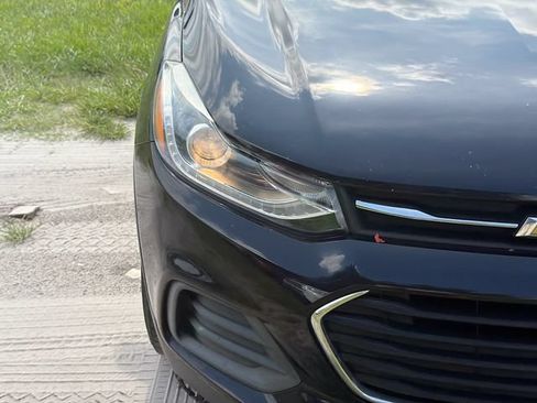 Used 2021 Chevrolet Trax LT w/ LT Convenience Package FWD image 9