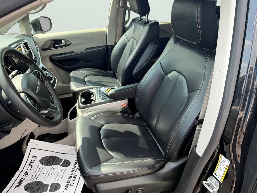 Used 2023 Chrysler Pacifica Touring-L FWD image 17