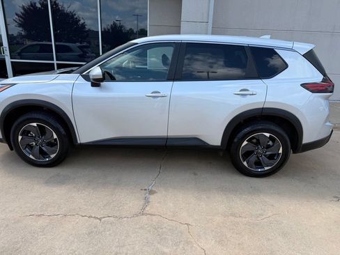 Used 2025 Nissan Rogue SV FWD image 1