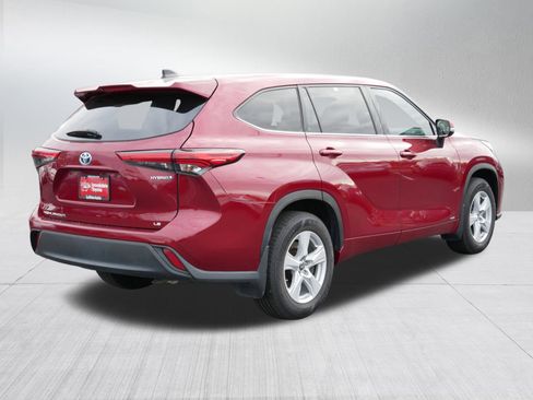 Certified 2022 Toyota Highlander LE image 7