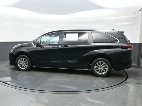 Used 2024 Toyota Sienna LE image 3