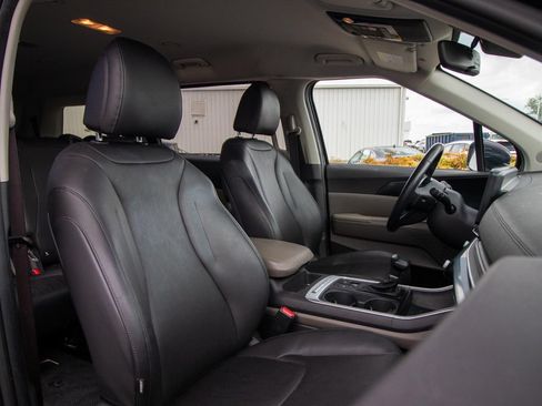 Used 2025 Kia Carnival FWD image 23