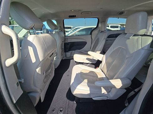 Used 2021 Chrysler Pacifica Touring-L FWD image 4
