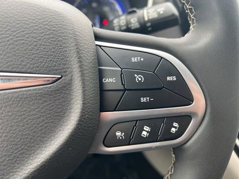 Used 2024 Chrysler Pacifica Touring-L image 9