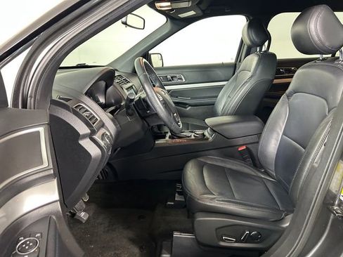 Used 2017 Ford Explorer XLT w/ Equipment Group 202A AWD/4WD image 12