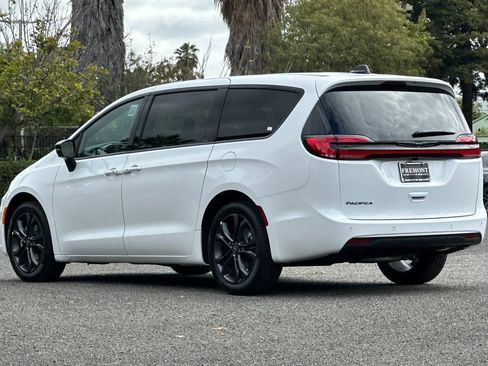 New 2026 Chrysler Pacifica Select image 5