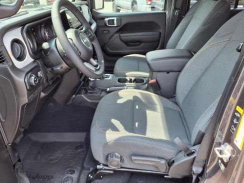 New 2025 Jeep Gladiator Sport image 3