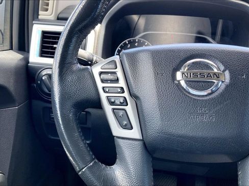 Used 2020 Nissan Titan SV w/ SV Convenience Package RWD image 16